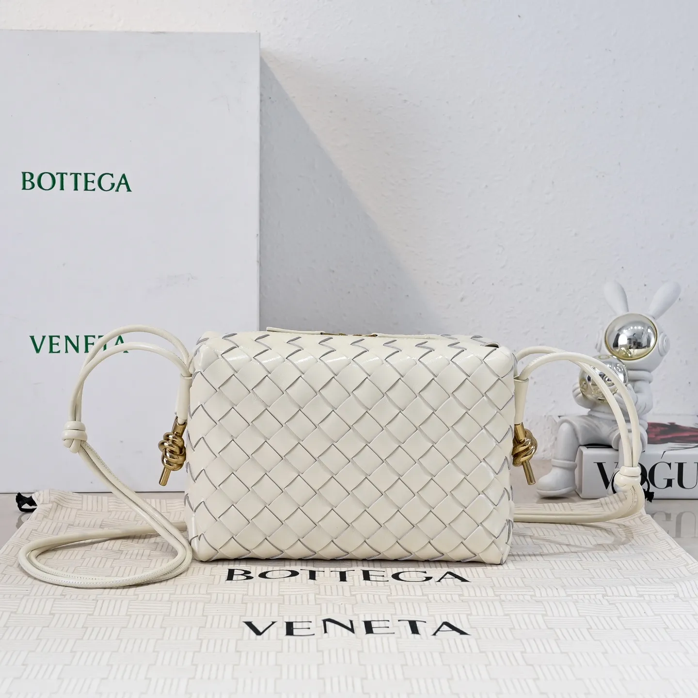 Batch 1660 𝗕𝗼𝘁𝘁𝗲𝗴𝗮 𝗩𝗲𝗻𝗲𝘁𝗮———— The latest version of the loop camera bag💥 from BV’s King of Cost-Effectiveness counter, large woven texture➕Ultra-high quality wax leather as always, with zippers, hardware decoration on both sides, adjustable drawstrings, it is especially suitable for the tummy💫It can hold anything, it is also very light, suitable🈴️for girls of all ages, size: 22*15*8cm, style number: 6126